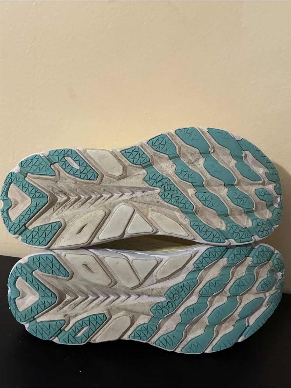 Hoka One One Clifton 8 running shoes in the Yellow Pear Sweet Corn color size 9B - Picture 5 of 11